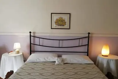 Image de entre l'Ombrie et la Toscane, une maison dans l'allée fleurie de Città della Pieve.