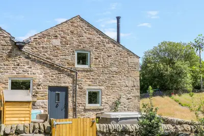 Image de Overlea Cowshed, romantique, avec bain à remous à Hayfield, Réf 1017057