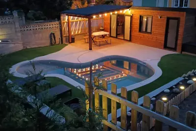 Image de Swimming pool, pets, beach,
