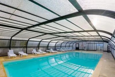 Image de Seulement une courte promenade de la plage | Duplex modeste + accès à la piscine intérieure partagée