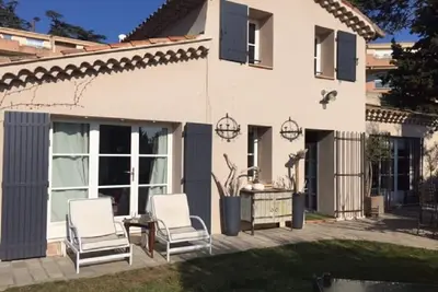 Image de Maison ancienne rénovée avec jardin et bassin.