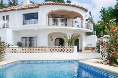 Image de Magnifique villa pour 6, avec piscine et vue sur la montagne. Plage à 5 mn!
