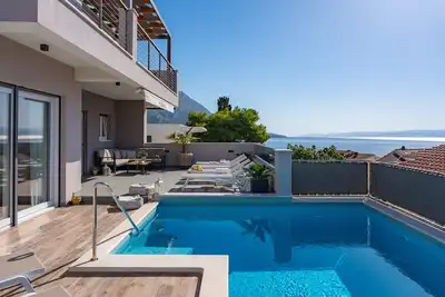Image de Tout neuf! Villa Antares avec 4 chambres avec salle de bains, une piscine privée avec massage
