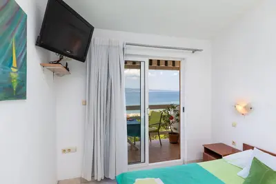 Image de Garçonnière avec le balcon et la vue sur le mer Duce, Omis (As-13694-c)