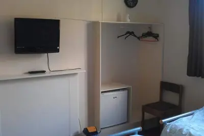 Chambre d'hôtes de base dans un établissement public de village