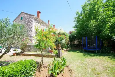 Image de Maison de vacances Rakalj pour 1 - 5 personnes avec 2 chambres à coucher - Maison jumelée