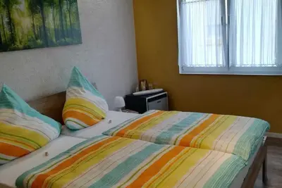 Image de Nouvelle chambre moderne accessible aux personnes à mobilité réduite avec salle de bain privée