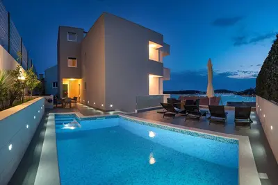 Image de ctro168- Villa avec piscine privée, grande terrasse et garage