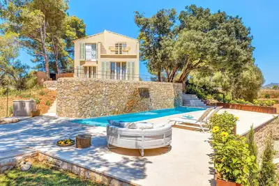 Image de Maison de campagne moderne Sos Fuyes avec piscine, Wi-Fi, terrasse et vue sur les montagnes