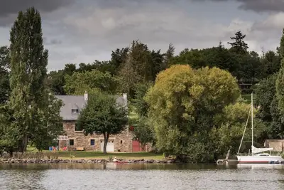 Image de Port de Folleux, logement au bord de l'eau avec terrasse dans jardin arboré