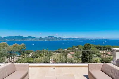 Image de Villa pleine vue mer sur Saint-Tropez \/ Full sea view to Saint-Tropez