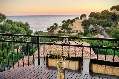 Image de Villa dans les calanques au bord de la mer