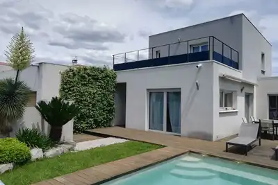 Image de Maison contemporaine avec piscine