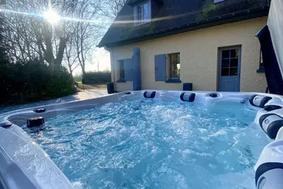 Image de Villa spacieuse et élégante avec grand parc arboré, spa et équipements pour 14 personnes