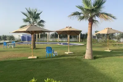 Image de Elégant app. S+2  richement meublé avec vues sur piscine, jardin et montagne