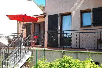 Image de charmant studio dans villa avec terrasse et accès au jardin