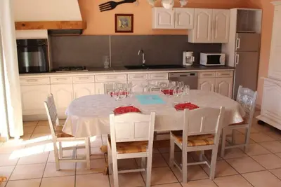 Image de Maison en Pierre avec à 600 mètres de la mer avec bassin d ornement