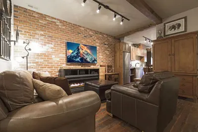 Image de Nouvelles mises à niveau de ce studio déjà flambant neuf. Belle vue sur la montagne et le centre-ville!