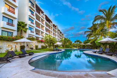 Image de 3bd / 3bth Master Suite avec vue imprenable sur la baie de San Jose del Cabo.