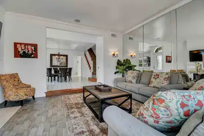 Image de Emplacement! Emplacement! Emplacement! Impressionnant 4-Bdr Beach House!