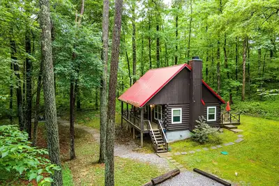 Image de Red Roof Cabin dans les bois