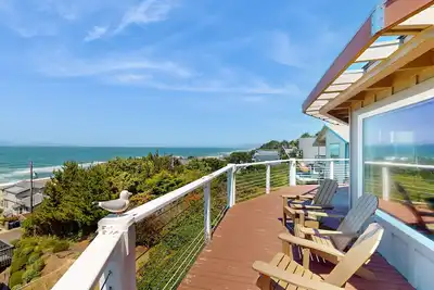 Image de Nouvelle Liste! Maison mise à jour et adaptée aux chiens avec de superbes terrasses et une vue imprenable sur l'océan!