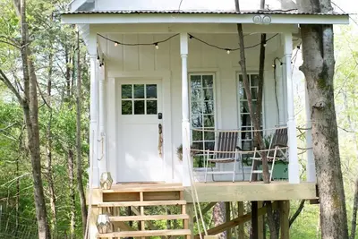 Image de Boho Tree House romantique sur la ferme de 70 acres