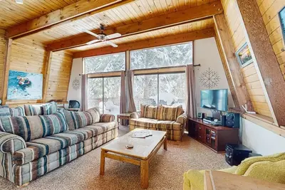 Image de Grande maison adaptée aux chiens avec piscine partagée, bain à remous, terrasse et cuisine complète