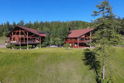 Image de 14, 229 pieds carrés Estate sur 8ac w \/ 4100sq ft Maison d'hôtes w \/ TikiBar HotTub WeightRoom