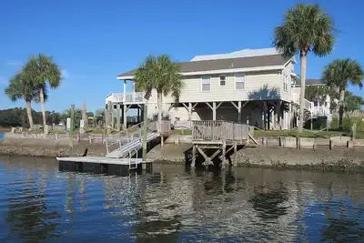 Image de Belle maison de plage située sur la voie navigable Intracoastal avec accès au canal!