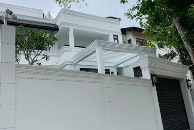 Image de Villa de luxe exclusive entourée de belles montagnes et surplombant la rivière