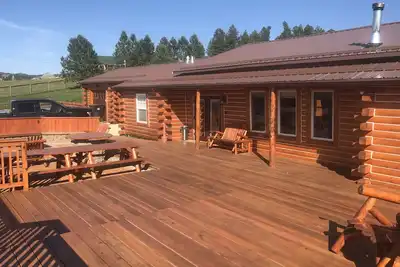 Image de Vue de monument fou de cheval! Log Cabin - Remodeler de luxe 2019 avec appel rustique.