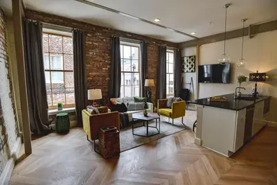 Image de Nouveau situé dans le quartier français et la rue des français