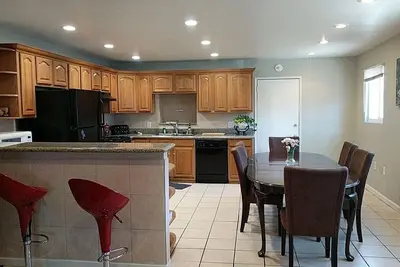 Image de 5br / 3ba house près d'OaklandAirport & RaiderStadium