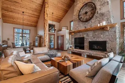Image de 5 chambres dans une maison de luxe au coeur de Park Meadows