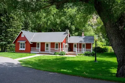 Image de Pittoresque Paradise Valley Homestead aka la \"Maison Rouge à Carters Bridge\"