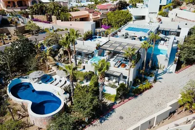 Image de Villa de luxe avec piscine à débordement, jacuzzi, et �� distance de marche de la plage exclusive. Proche du centre ville