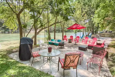 Image de Conte de fées comme Backyard avec 65 pieds de Guadalupe Riverfront! Pédalo!
