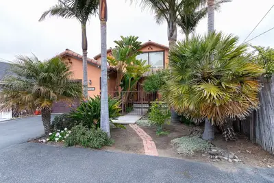 Image de Un pâté de maisons de la plage avec jardin et une escapade rapide en ville