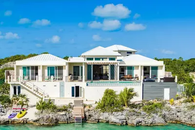 Image de Caicos Cays Villa, une villa de luxe de 4 chambres en front de mer avec une vue imprenable!