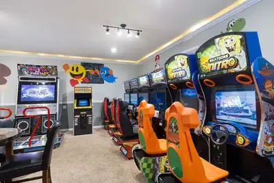 Image de Villa de 3 chambres avec salle de jeux avec machines d'arcade, théâtre privé et piscine privée