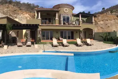 Image de 4 chambres à coucher Villa-Gated Montecristo Estates
