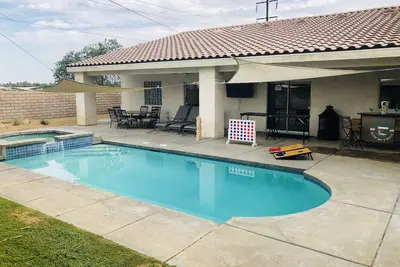Image de Grande maison de 4 chambres avec piscine / spa, barbecue, salle de jeux