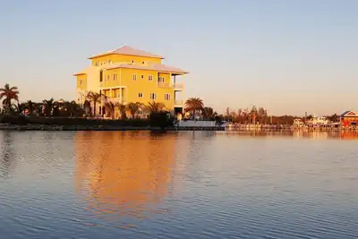 Belle Condo Waterfront avec vue panoramique sur les voies navigables