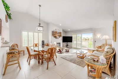 Image de Condo inspiré de l'île avec terrain de golf et vue sur la montagne, piscines partagées et spas de piscine