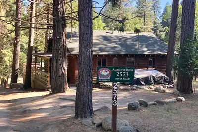 Image de Propriété au bord de la rivière avec WiFi! <br>Le long de la rivière est une charmante cabine de bain 2 chambres 1 qui. . .