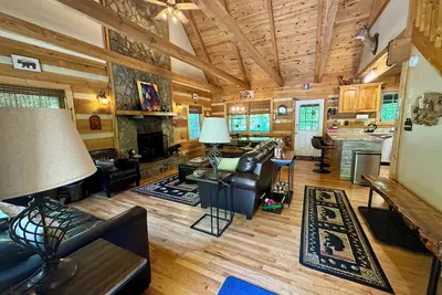 Image de 3br \/ 3ba Belle cabane en rondins dans Seven Devils, Pond Pond, Hot Tub & Pool Table