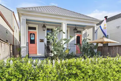 Image de Fusil de chasse magnifiquement restauré à Uptown New Orleans! Près du quartier français