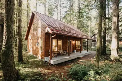 Image de Glacier Ressorts Cabin # 12 - Avec un porche couvert. . . doux!
