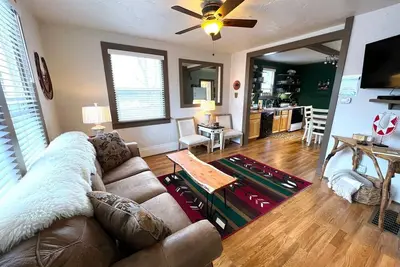 Image de Walker's Place - Maison historique à deux rues du centre-ville de Whitefish!